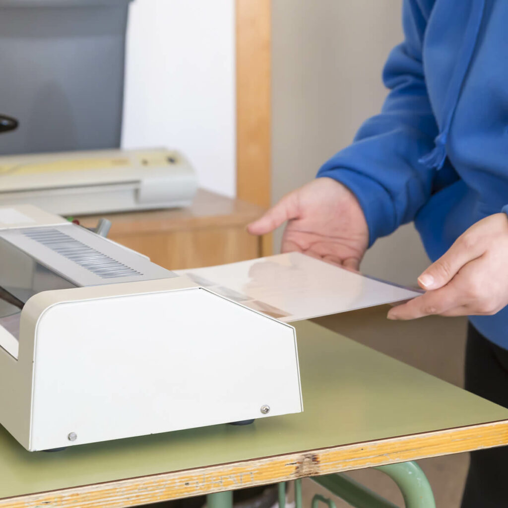 Domowe laminowanie dokumentów zwykle się nie opłaca