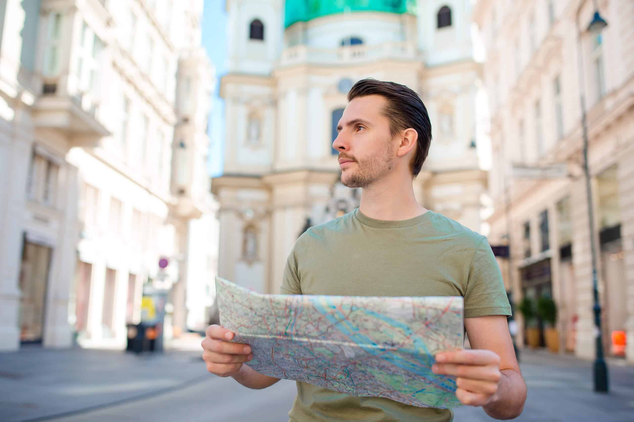 Mężczyzna z mapą szuka drukarni