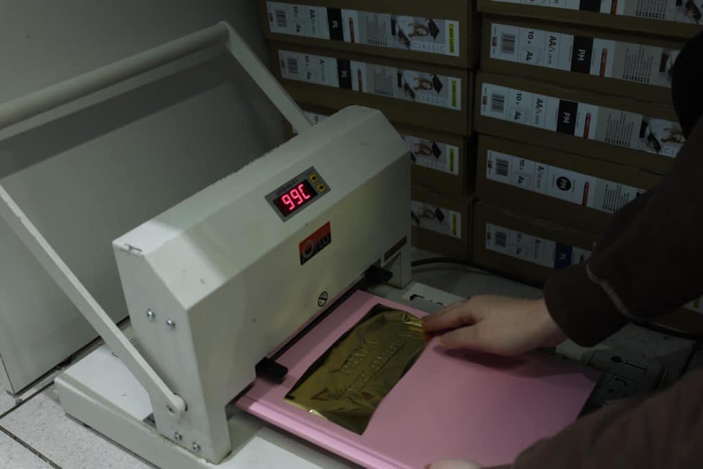 Złocenie napisu na oprawie pracy dyplomowej