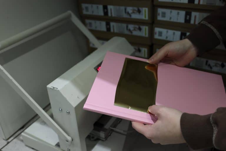 Złocenie napisu na twardej oprawie pracy dyplomowej