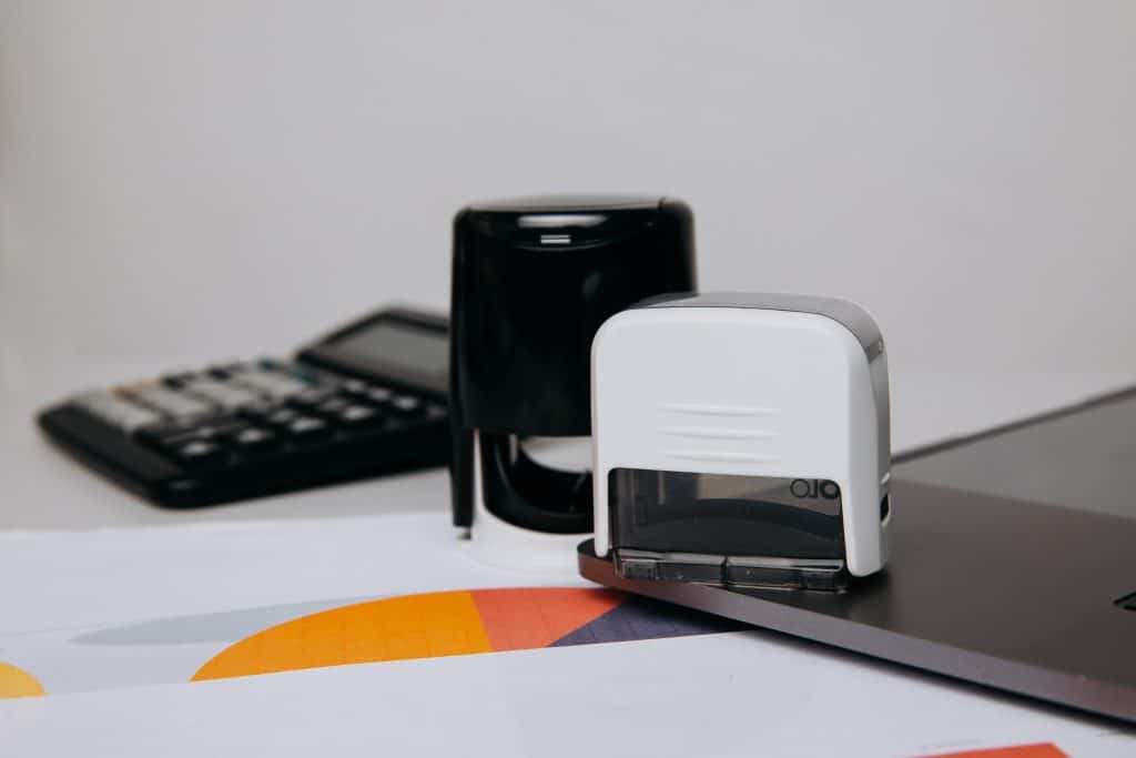 Pieczątki firmowe na biurku