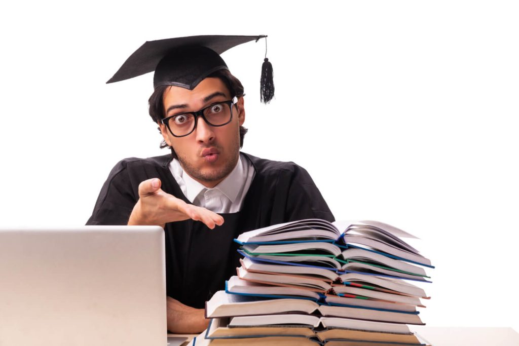 Student pokazuje błędy w pracy dyplomowej