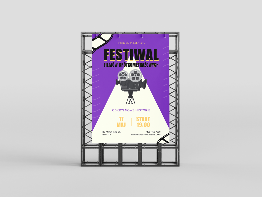 Pionowy baner festiwalu filmowego na metalowym stelażu kratowym