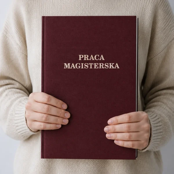 Studentka trzyma pracę magisterską w bordowej twardej oprawie
