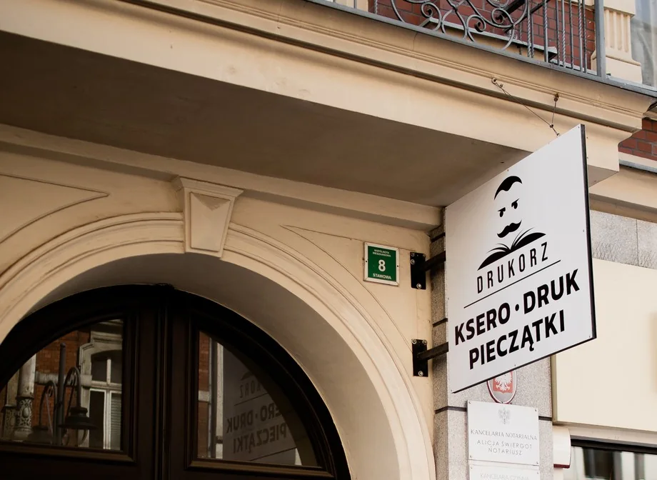 Brama przy ul. Stawowej 8 w Katowicach z szyldem Drukorz: ksero, druk, pieczątki