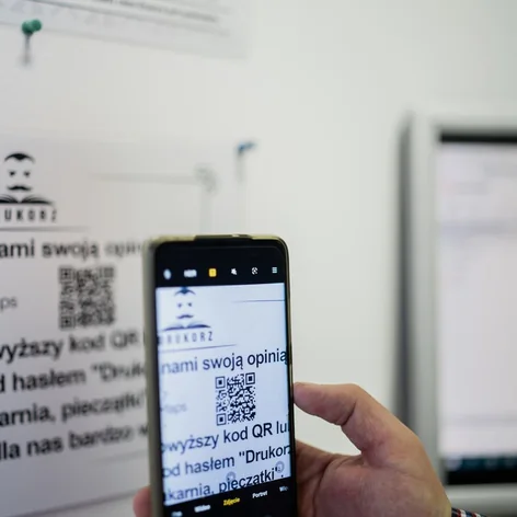 Klient skanuje kod QR, żeby wystawić Drukorzowi opinię w Google