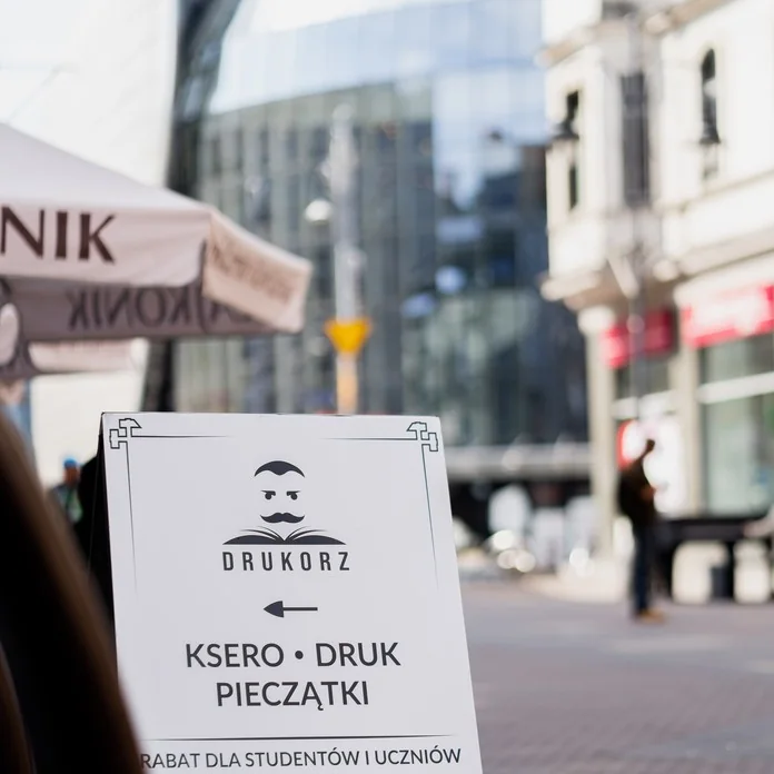 Potykacz Drukorz na ul. Stawowej, w tle Galeria Katowicka