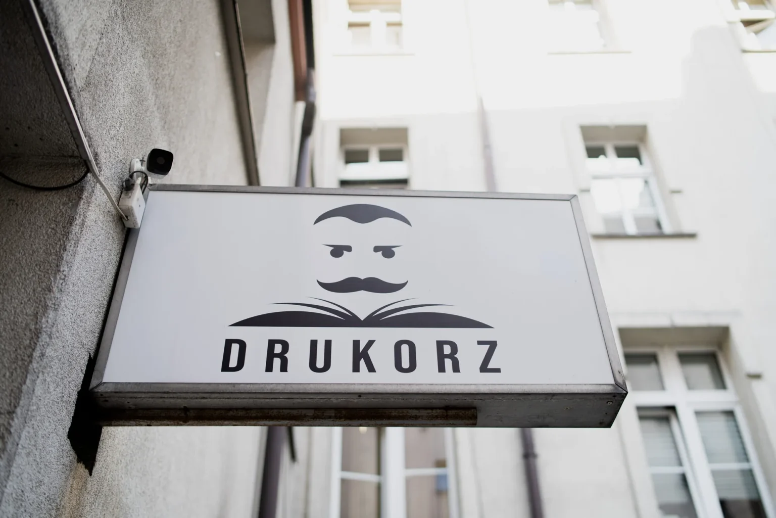 Szyld Drukorz z logo nad wejściem do punktu ksero przy ul. Stawowej 8 w Katowicach