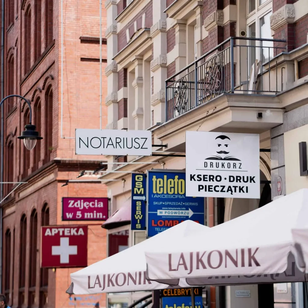 Ulica w centrum Katowic z szyldem Drukorz: ksero, druk, pieczątki przy ul. Stawowej 8