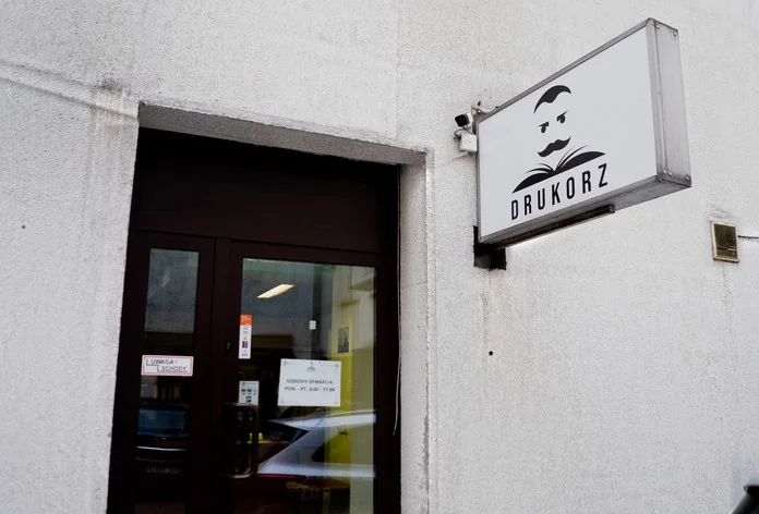 Wejście do punktu Drukorz w podwórzu przy ul. Stawowej 8 w Katowicach