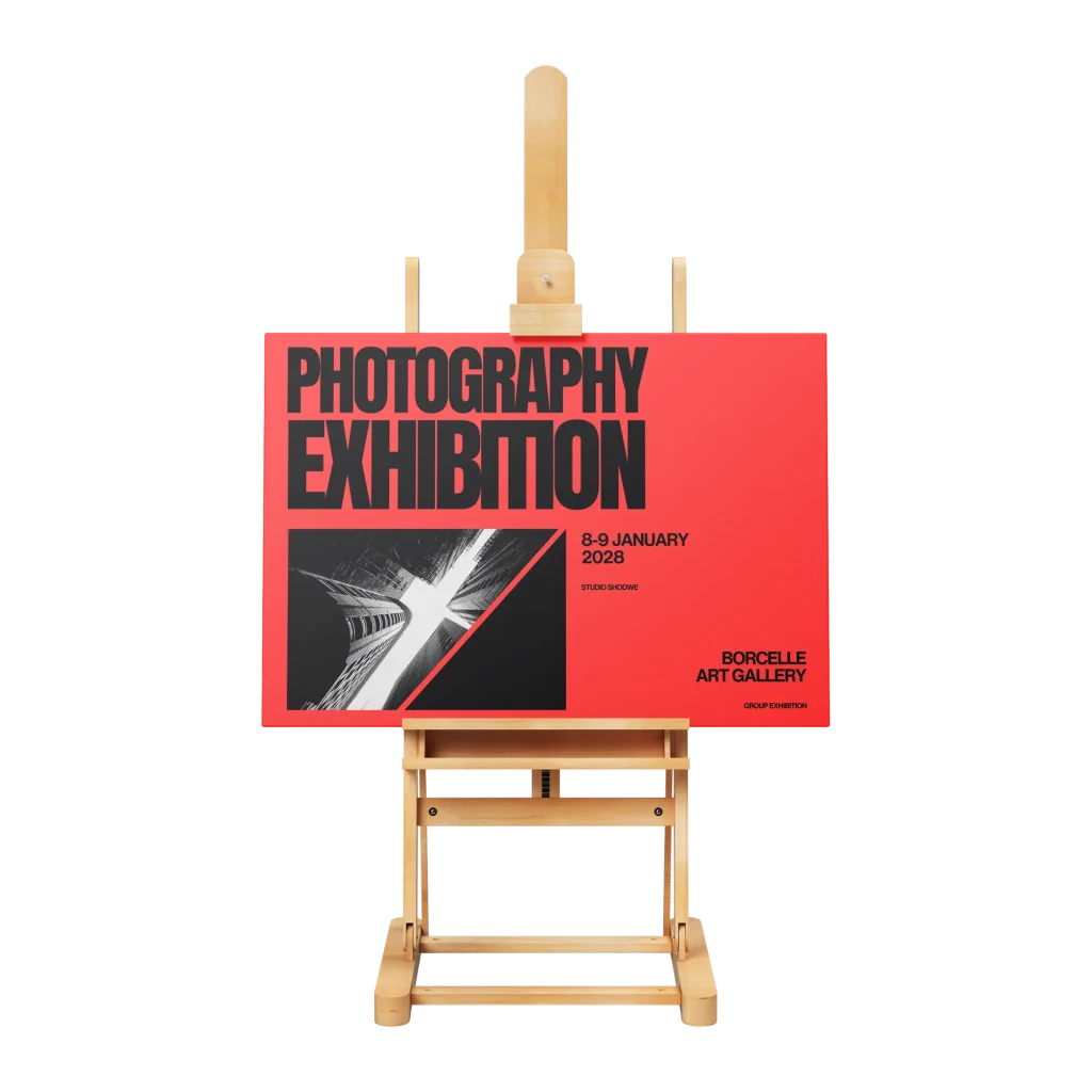 Czerwony plakat wystawy fotograficznej na drewnianej sztaludze