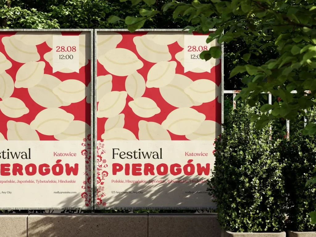 Dwa plakaty Festiwalu Pierogów w Katowicach rozwieszone na ogrodzeniu w parku