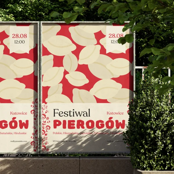 Dwa duże plakaty festiwalu pierogów rozwieszone na ogrodzeniu w parku