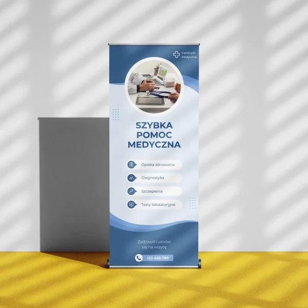 Roll-up reklamowy przy białej ścianie